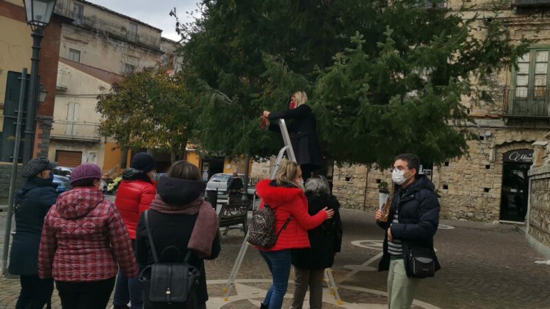 L’albero dell’inclusione: Gli utenti del Centro Madre Teresa di Calcutta hanno addobbato con i loro lavori