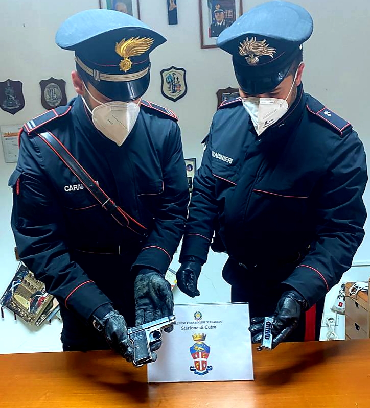 Cutro: donna 60enne colpita al petto da un colpo di pistola. Fermato l’ex marito.