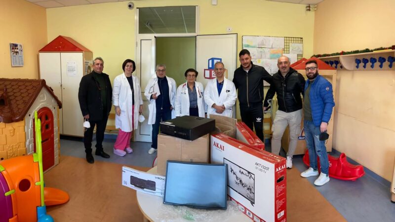 Il Milan Club di Crotone porta doni al reparto di Pediatria di Crotone