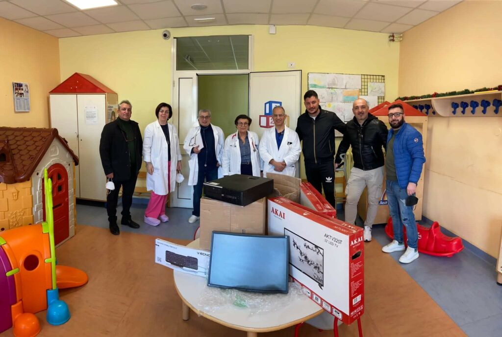 Il Milan Club di Crotone porta doni al reparto di Pediatria di Crotone
  