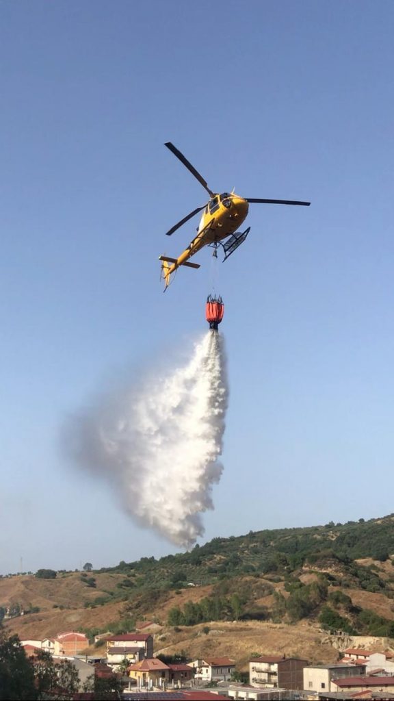 Incendio nel centro abitato di Roccabernarda
  