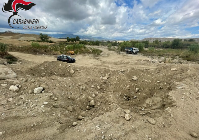 Sorpreso mentre prelevava abusivamente materiale inerte nel Fiume Tacina