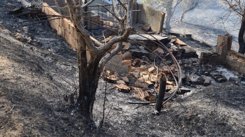 Incendio a San Leonardo di Cutro: 15 abitazioni in pericolo
