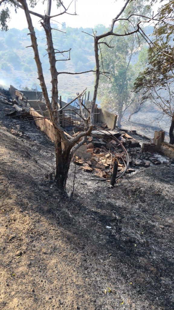 Incendio a San Leonardo di Cutro: 15 abitazioni in pericolo