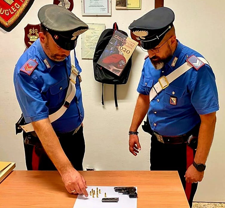 Vuole uccidere il genero, ma si inceppa l’arma
