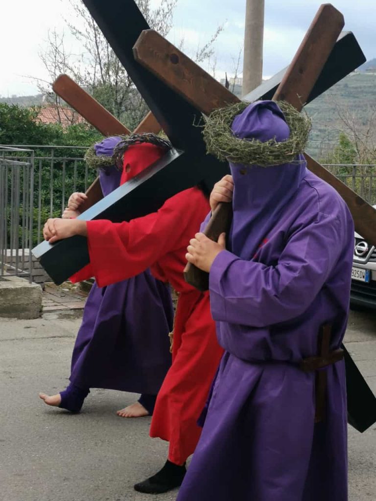 Calvario “du vennari e merzu”: Celebrata così la passione di Cristo