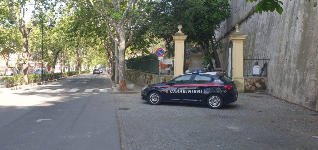 Evade dai domiciliari per picchiare la compagna, arrestato 47enne