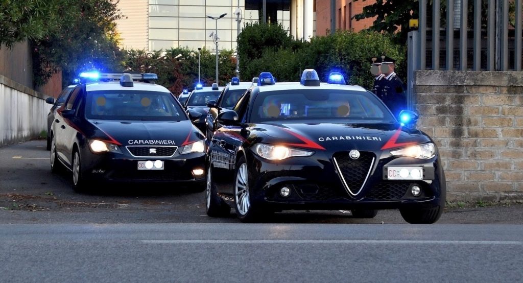 Maltrattamenti in famiglia: Picchia la moglie, la figlia chiama i Carabinieri
  