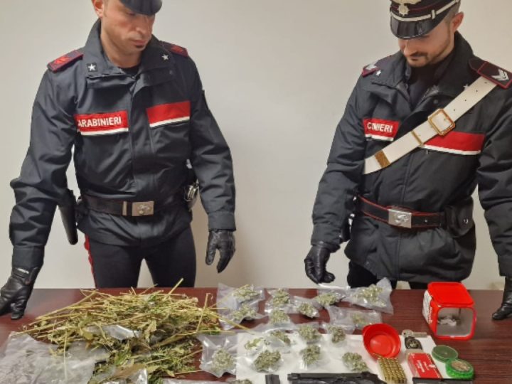 Utilizzava la casa del vicino per custodire marijuana e una pistola