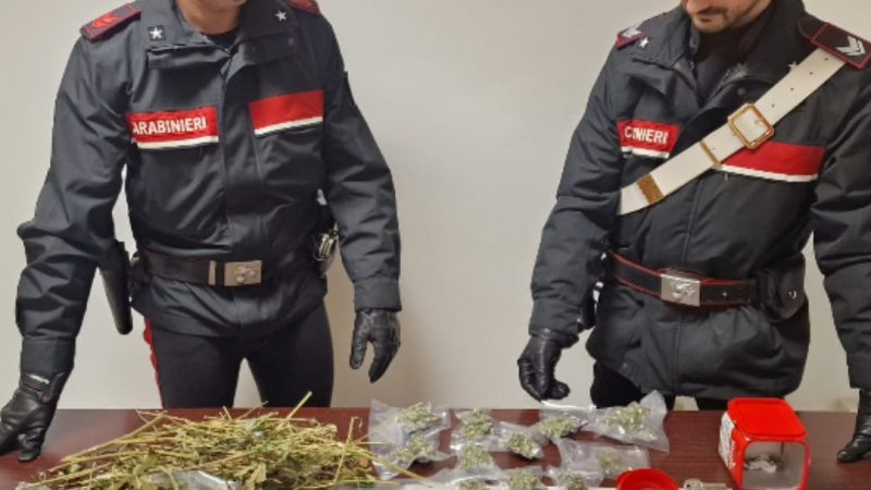 Utilizzava la casa del vicino per custodire marijuana e una pistola