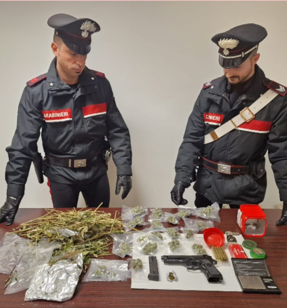 Utilizzava la casa del vicino per custodire marijuana e una pistola
  