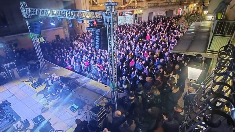 Santino Cardamone in concerto a Petilia: Piazza Filottete colma per applaudirlo