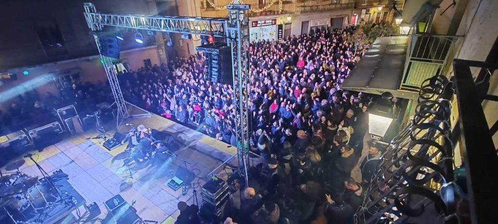 Santino Cardamone in concerto a Petilia: Piazza Filottete colma per applaudirlo
  