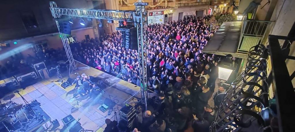 Santino Cardamone in concerto a Petilia: Piazza Filottete colma per applaudirlo