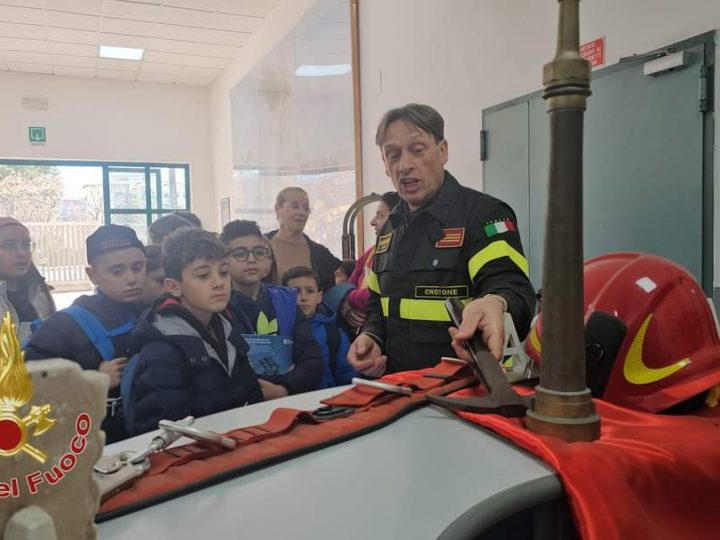 Legalità e Istituzioni: I bambini di Petilia Policastro incontrano i Vigili del Fuoco di Crotone