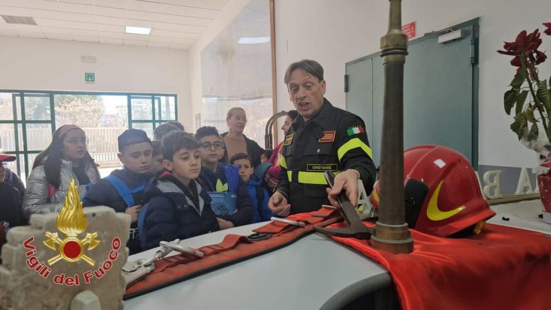 Legalità e Istituzioni: I bambini di Petilia Policastro incontrano i Vigili del Fuoco di Crotone
  
