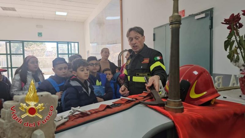 Legalità e Istituzioni: I bambini di Petilia Policastro incontrano i Vigili del Fuoco di Crotone