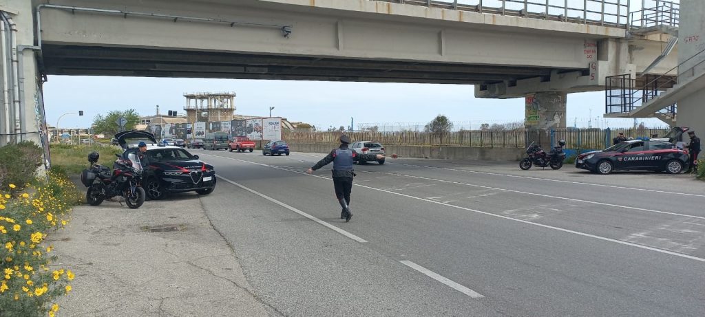 Resistenza a pubblico ufficiale e porto abusivo di armi: Arrestati un uomo e una donna