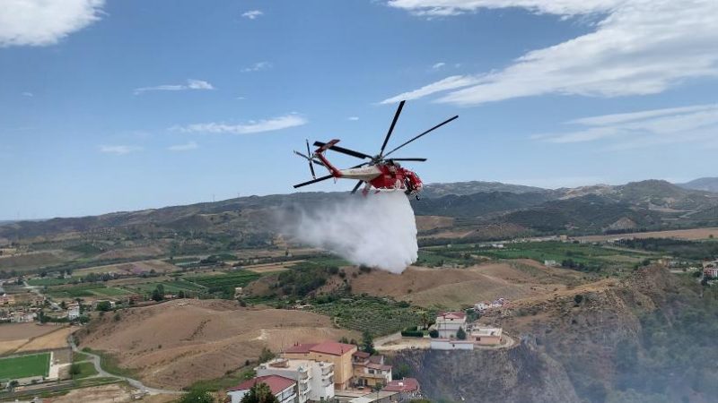 Incendio a Rocca di Neto