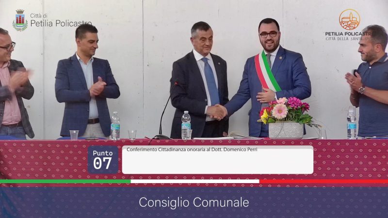 Cittadinanza onoraria al direttore sanitario Domenico Perri di origini petiline