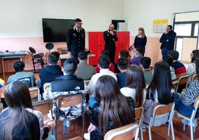 Gli studenti di Foresta incontrano i Carabinieri