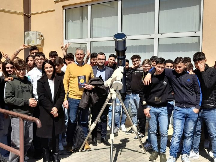 Il Sole, la scienza e la sostenibilità: al Liceo Scientifico “R. Lombardi Satriani” l’incontro con il fisico e divulgatore Francesco Veltri