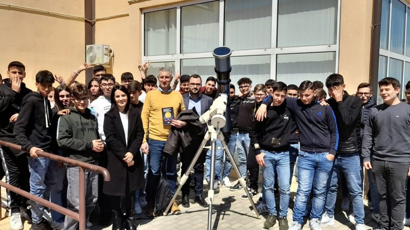 Il Sole, la scienza e la sostenibilità: al Liceo Scientifico “R. Lombardi Satriani” l’incontro con il fisico e divulgatore Francesco Veltri
  