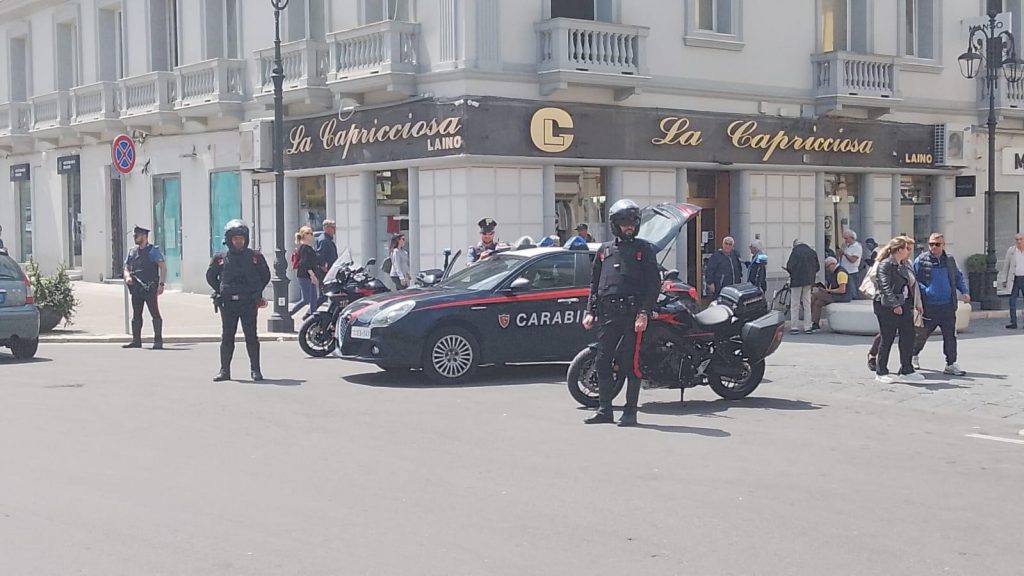 Evade gli arresti domiciliari e ruba in un ristorante