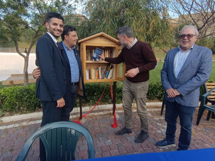 Inaugurata Casetta del libro a San Mauro Marchesato alla presenza di Giuseppe Caruso