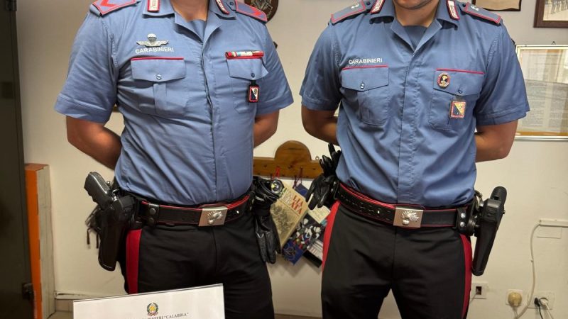 Tenta di scassinare Bancomat: Arrestato 36enne a Cutro
  