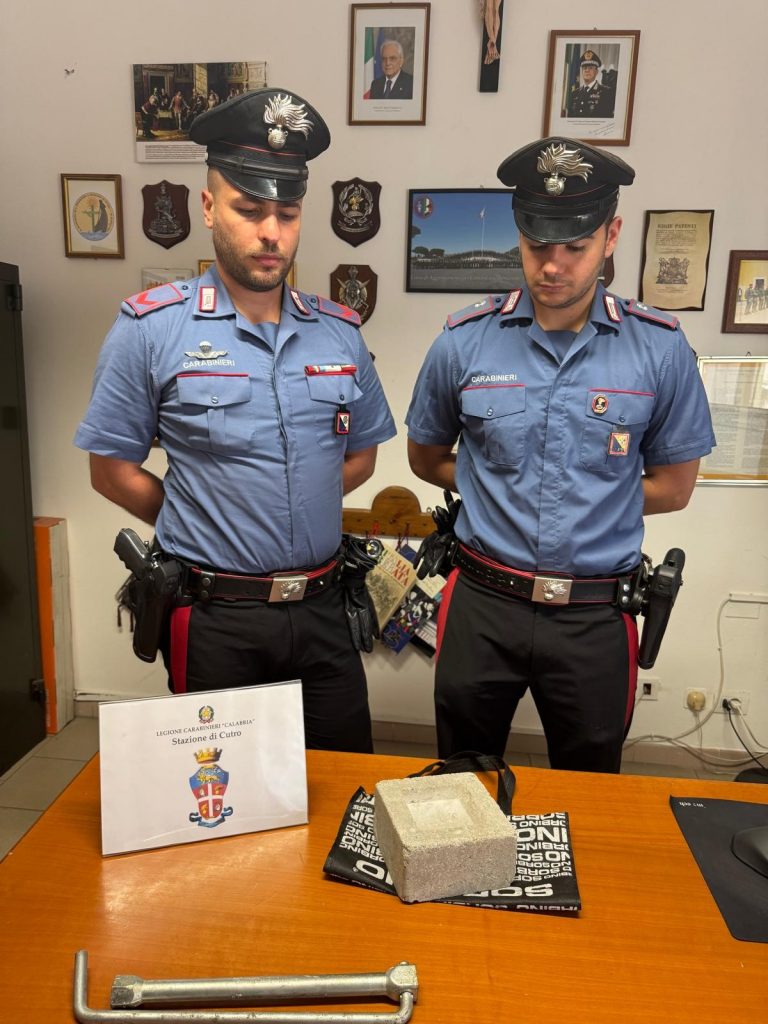 Tenta di scassinare Bancomat: Arrestato 36enne a Cutro