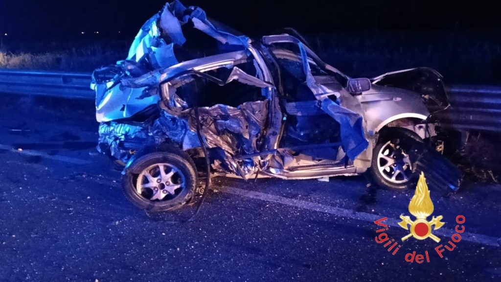 Tragico incidente sulla SS 106 a Belcastro: un morto e tre feriti, due gravi
  