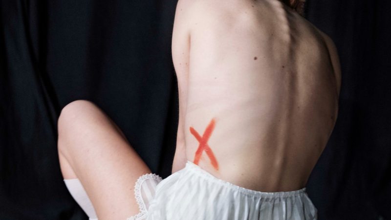 L’arte di Teresa Comberiati a Desio: una firma petilina nella mostra contro la violenza di genere
  