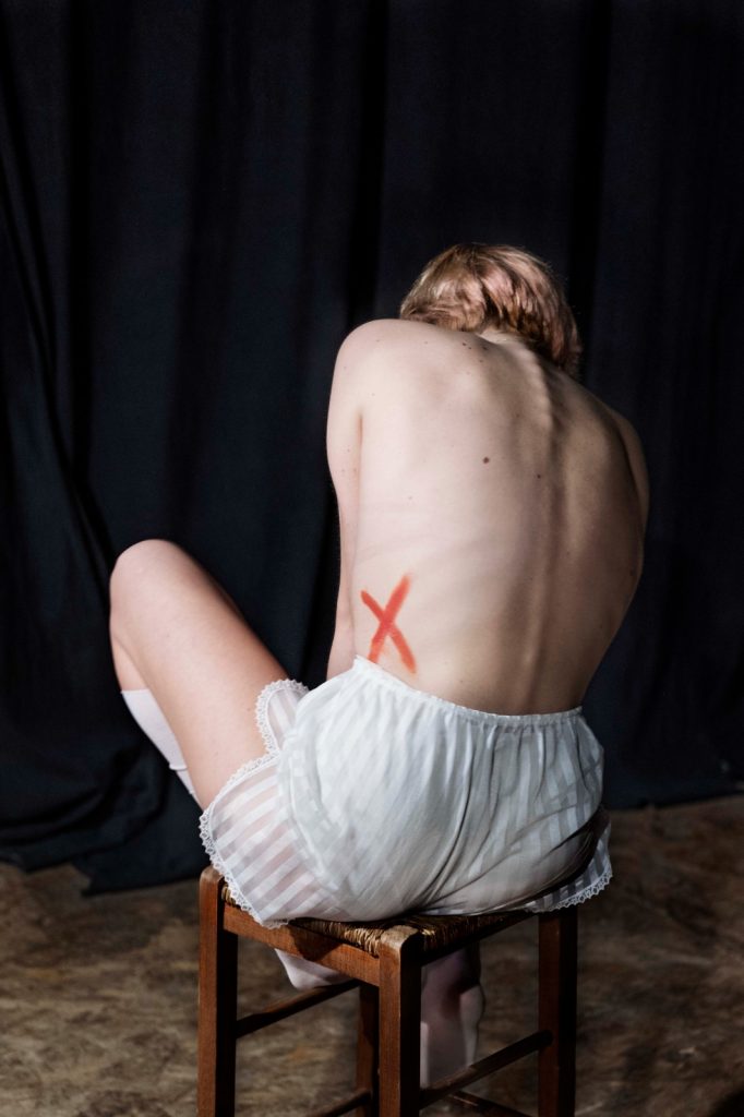 L’arte di Teresa Comberiati a Desio: una firma petilina nella mostra contro la violenza di genere
  