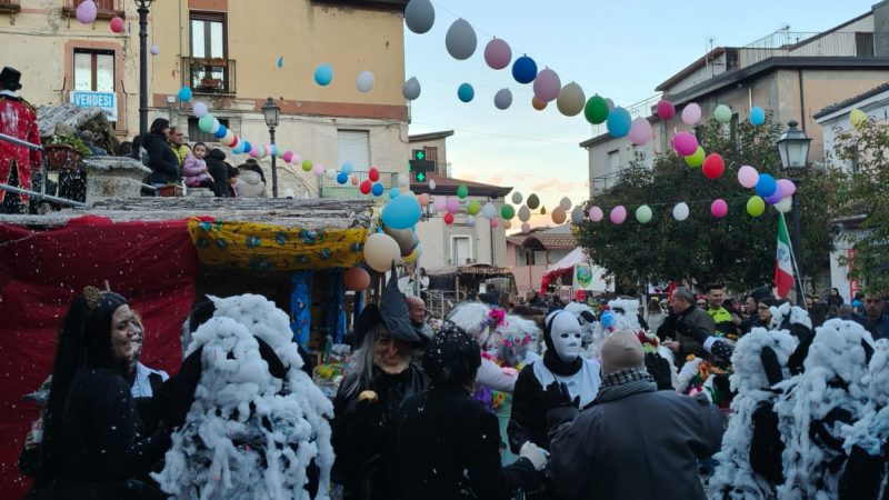 Petilia Policastro esplode di gioia: Un Carnevale in Piazza da incorniciare