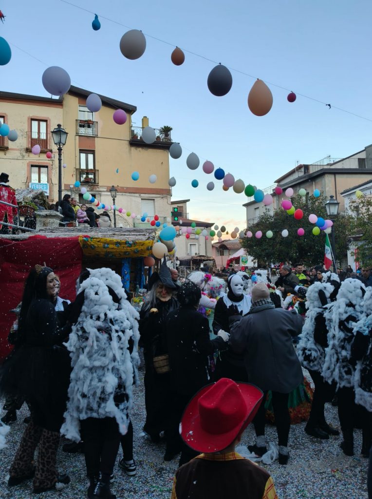 Petilia Policastro esplode di gioia: Un Carnevale in Piazza da incorniciare
  