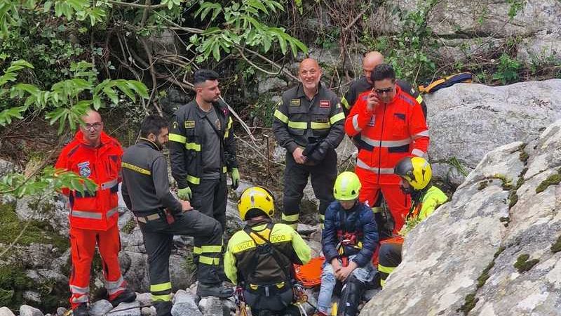 Petilia Policastro, giovane si infortuna lungo il fiume: Salvato dall’elicottero dei Vigili del Fuoco