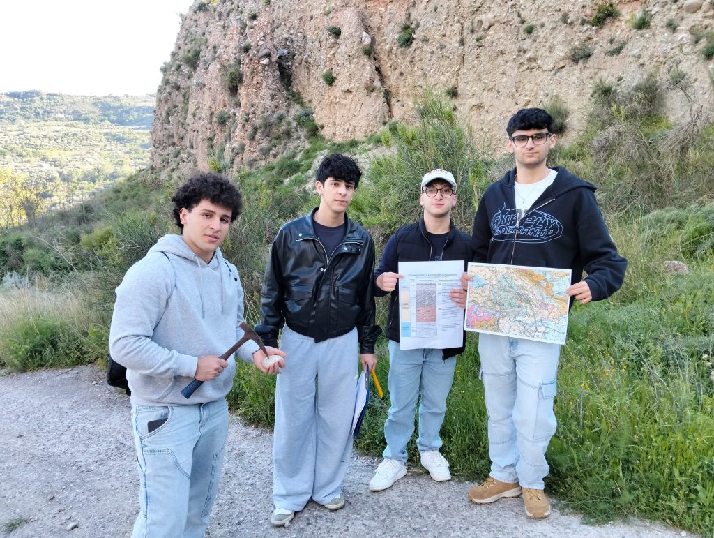 Petilia Policastro, studenti del Liceo Scientifico vincono il Premio “Giovane Geologo” all’Università della Calabria
  
