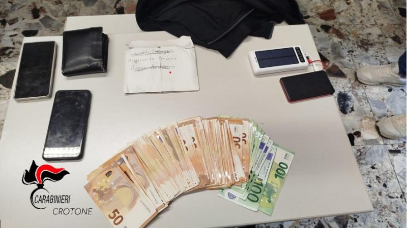 Anziano truffato a Petilia: Intervento tempestivo dei Carabinieri
  