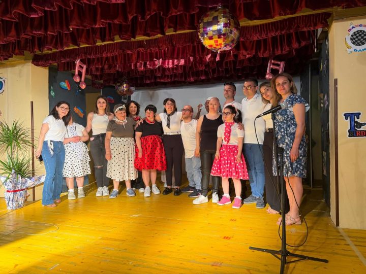 “Grease” all’Auditorium “Giovanni Paolo II”: Centro “Madre Teresa di Calcutta” e alunni dell’Alighieri Marconi protagonisti di uno spettacolo sull’inclusione