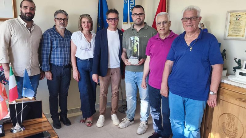 Consegnato il modello della statua commemorativa: Il Rotary promuove memoria e rigenerazione urbana
