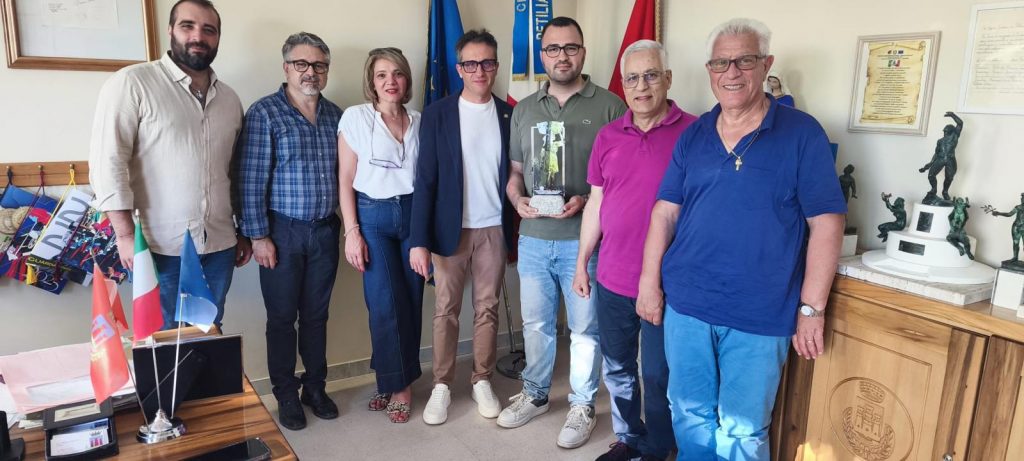 Consegnato il modello della statua commemorativa: Il Rotary promuove memoria e rigenerazione urbana
  