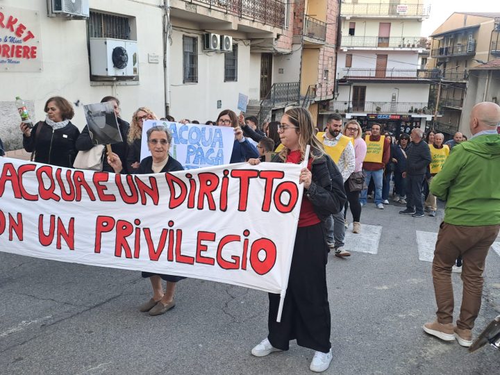 PETILIA È SCESA IN PIAZZA PER DIFENDERE UN DIRITTO: L’ACQUA È UN BENE COMUNE, LA COMUNITÀ RESTI UNITA