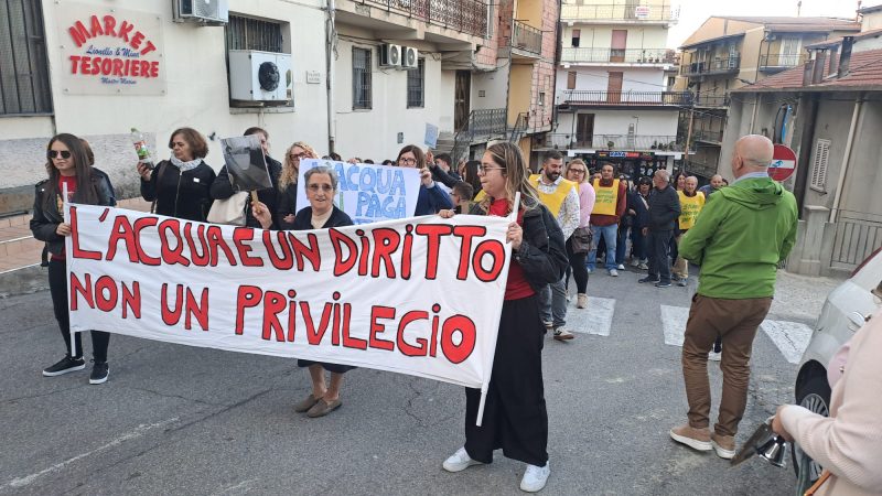 PETILIA È SCESA IN PIAZZA PER DIFENDERE UN DIRITTO: L’ACQUA È UN BENE COMUNE, LA COMUNITÀ RESTI UNITA